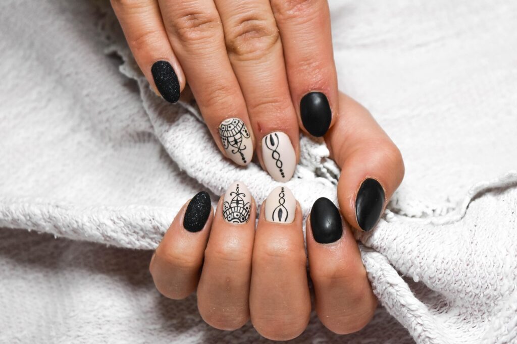 hand, nail, thumb, leather, manicure, nails, nail polish, nails hybrid, toiletry bag, painted, varnishing, woman, lacquer, hybrid lacquer, care, nail, manicure, nails, nails, nails, nails, nails alt="nail designs 2025 chrome finish"